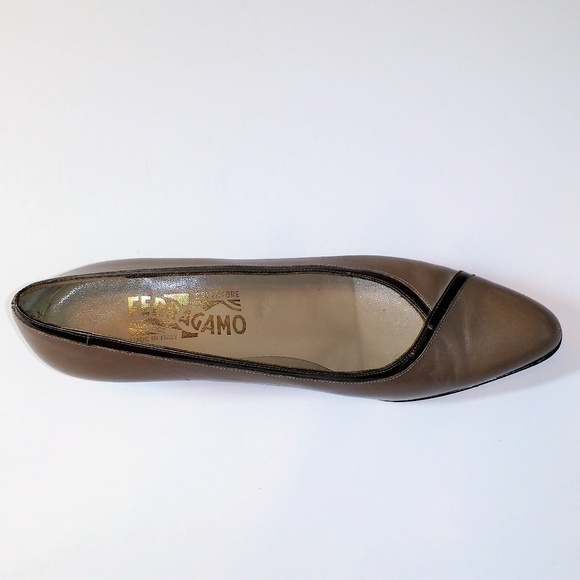 *Salvatore Ferragamo taupe leather pumps Italy 7.5 Vintage - Picture 3 of 7